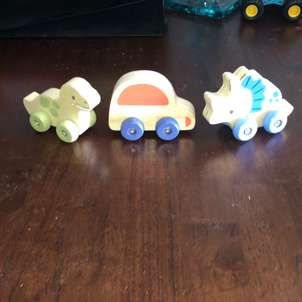 🤍 Wooden Dinosaurs and Car Toy Set